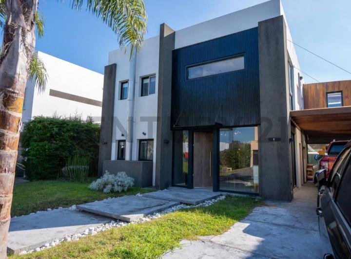 Casa · 330m² · 8 Ambientes · 2 Cocheras