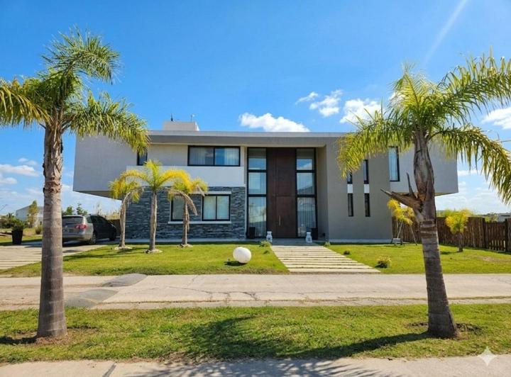 Casa · 350m² · 5 Ambientes · 2 Cocheras
