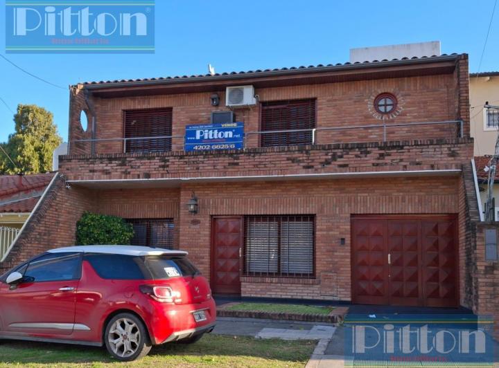 Casa · 338m² · 5 Dormitorios · 1 Cochera