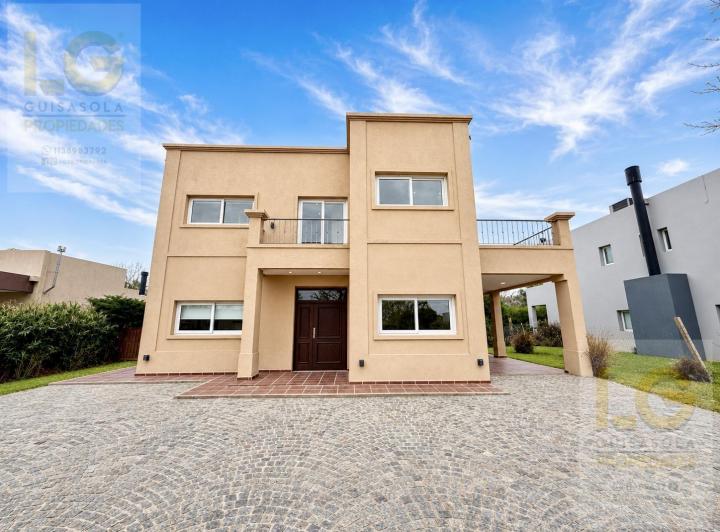 Casa · 210m² · 5 Ambientes · 2 Cocheras