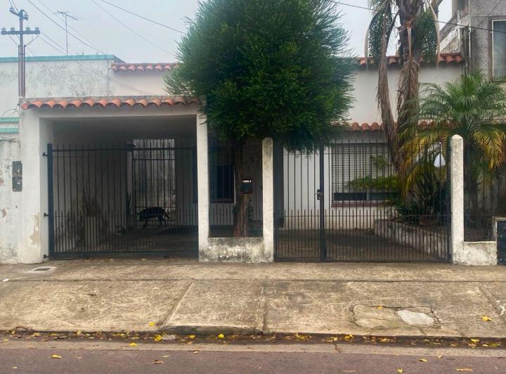 Casa · 180m² · 6 Ambientes · 2 Cocheras