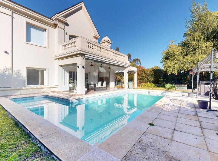 Casa · 385m² · 6 Ambientes · 5 Cocheras