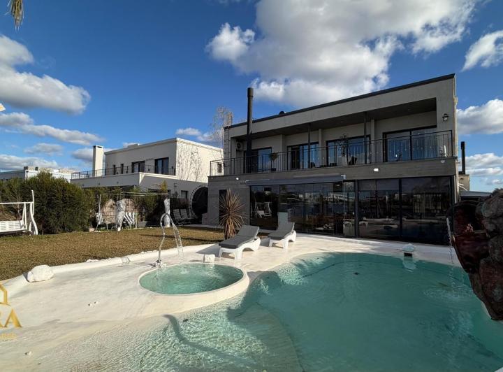 Casa · 255m² · 5 Ambientes · 2 Cocheras