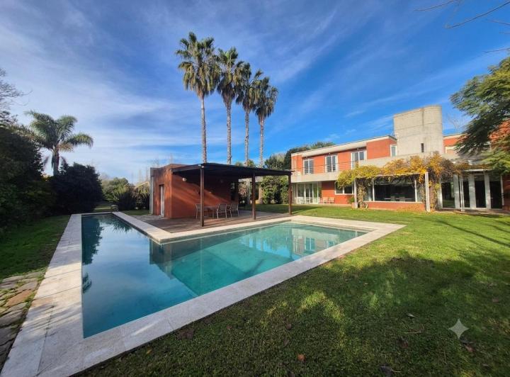 Casa · 425m² · 4 Dormitorios · 2 Cocheras