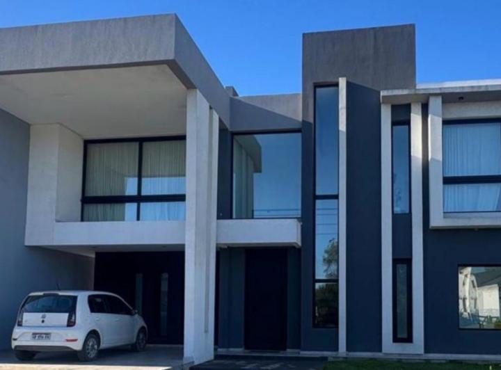 Casa · 230m² · 6 Ambientes · 2 Cocheras