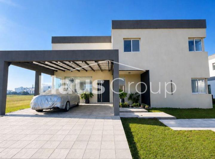 Casa · 330m² · 6 Ambientes · 2 Cocheras