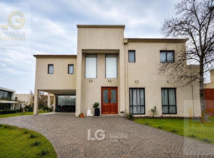 Casa · 236m² · 5 Ambientes · 2 Cocheras