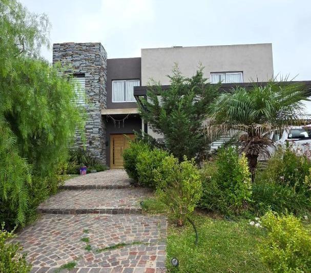Casa · 332m² · 7 Ambientes · 8 Cocheras