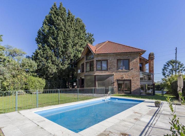Casa · 200m² · 5 Ambientes · 2 Cocheras
