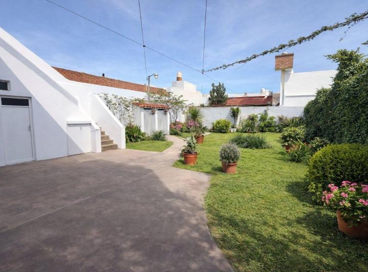 Casa · 330m² · 7 Ambientes · 3 Cocheras