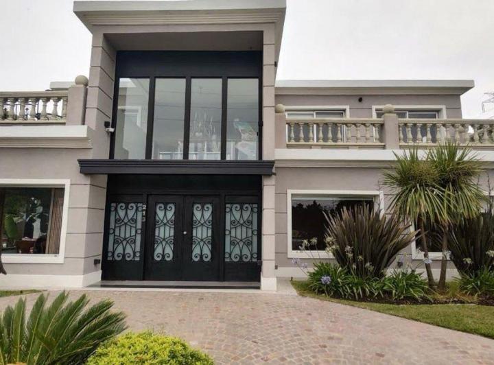 Casa · 230m² · 7 Ambientes · 5 Cocheras