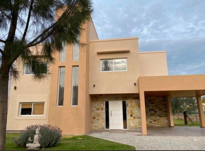 Casa · 200m² · 6 Ambientes · 2 Cocheras