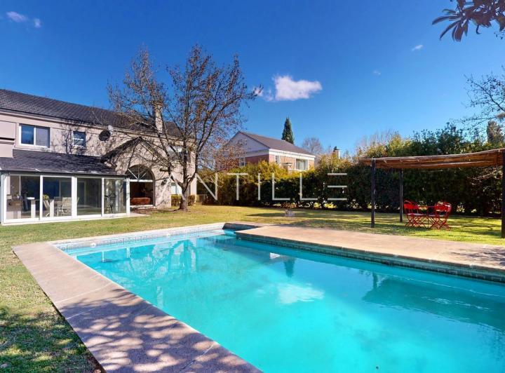 Casa · 1000m² · 4 Dormitorios · 1 Cochera