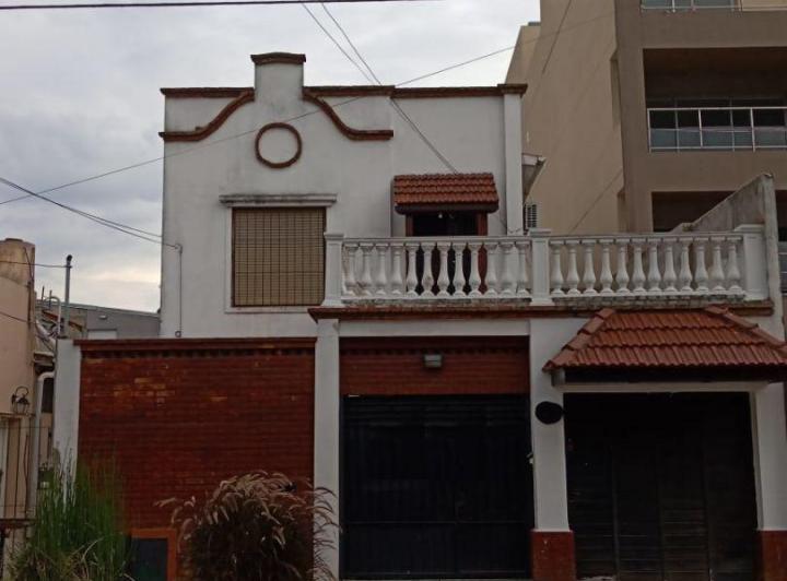 Casa · 323m² · 7 Ambientes · 1 Cochera