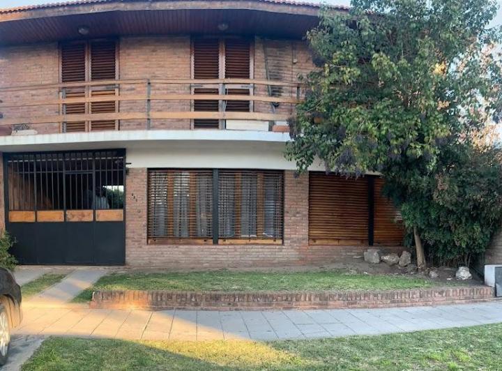 Casa · 195m² · 5 Ambientes · 2 Cocheras