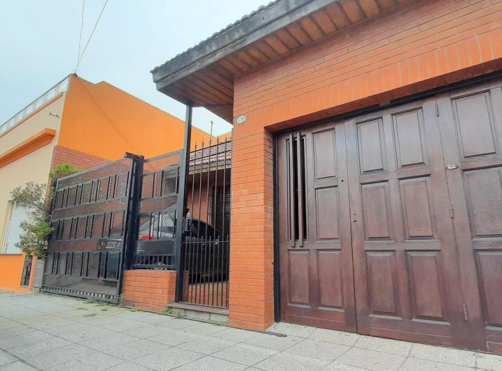Casa · 200m² · 6 Ambientes · 2 Cocheras