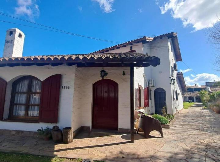 Casa · 300m² · 5 Ambientes · 4 Cocheras