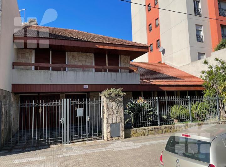 Casa · 360m² · 9 Ambientes · 1 Cochera