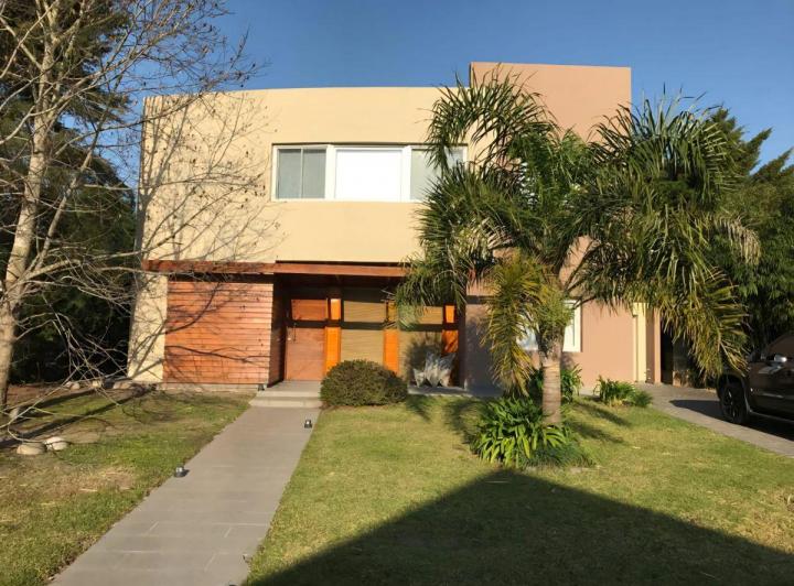 Casa · 320m² · 6 Ambientes · 1 Cochera