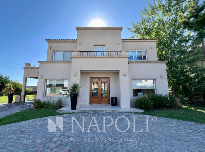 Casa · 250m² · 5 Ambientes · 2 Cocheras