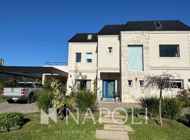 Casa · 240m² · 6 Ambientes · 2 Cocheras