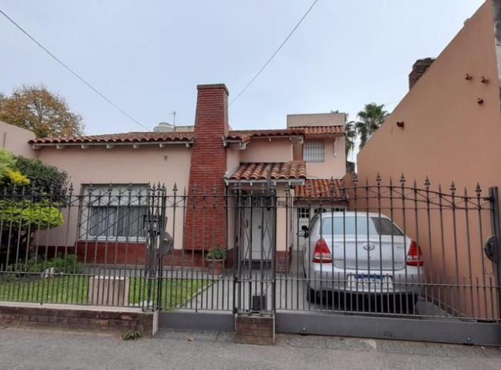 Casa · 238m² · 8 Ambientes · 1 Cochera