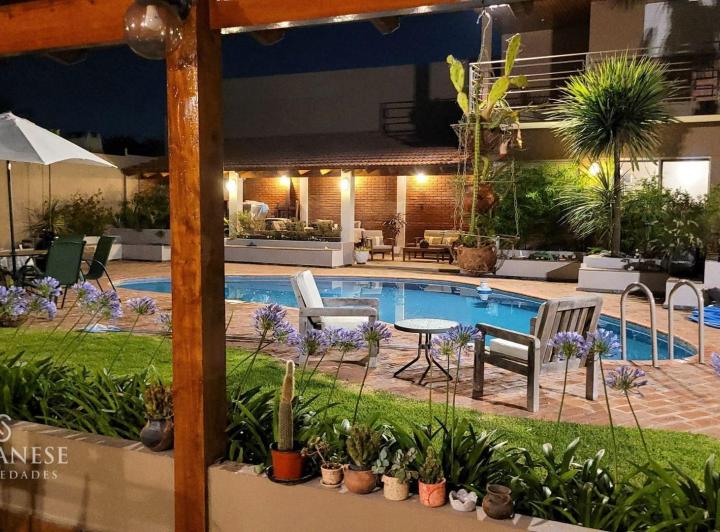 Casa · 454m² · 6 Ambientes · 1 Cochera