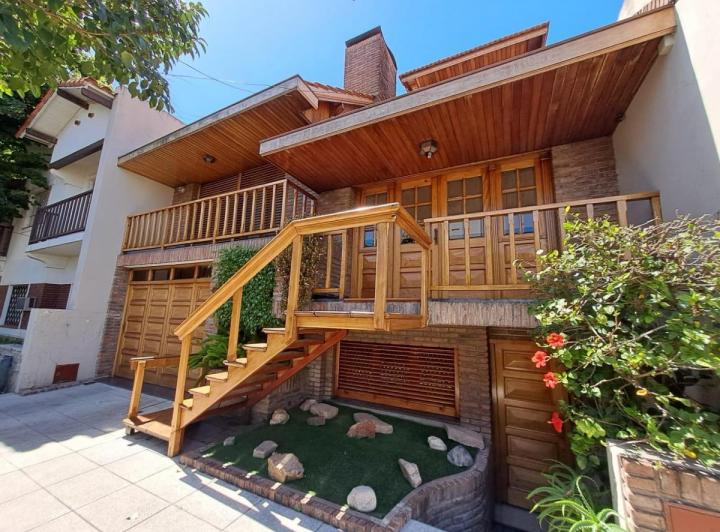 Casa · 230m² · 6 Ambientes · 1 Cochera