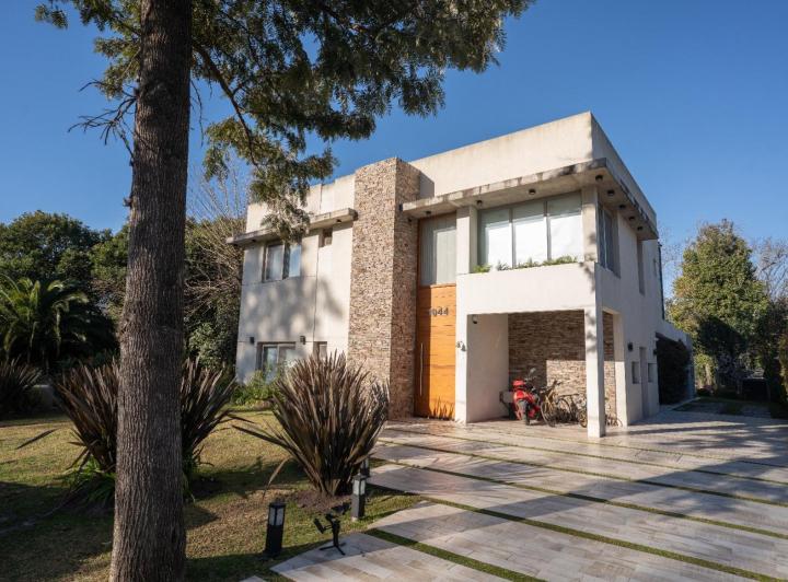Casa · 300m² · 6 Ambientes · 1 Cochera