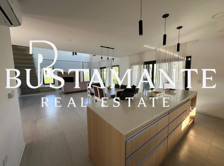 Casa · 210m² · 5 Ambientes · 4 Cocheras