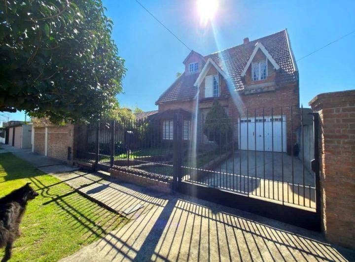 Casa · 300m² · 8 Ambientes