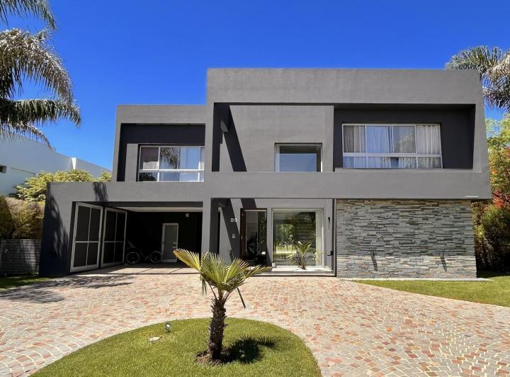 Casa · 350m² · 5 Ambientes · 3 Cocheras