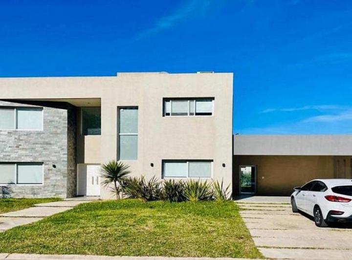 Casa · 220m² · 5 Ambientes · 2 Cocheras