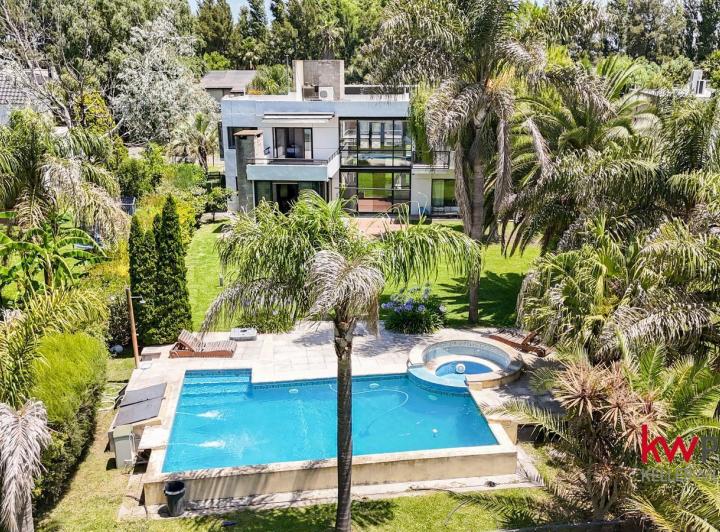 Casa · 280m² · 7 Ambientes · 9 Cocheras