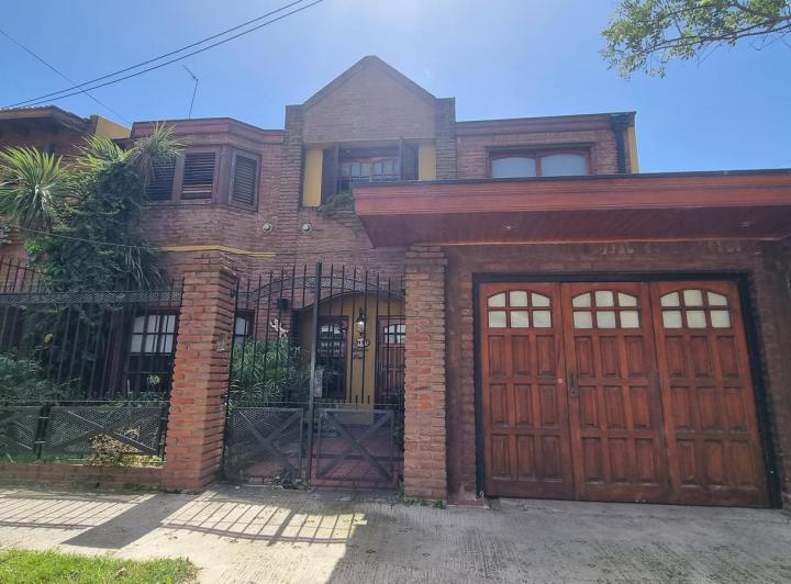 Casa · 260m² · 5 Ambientes · 2 Cocheras