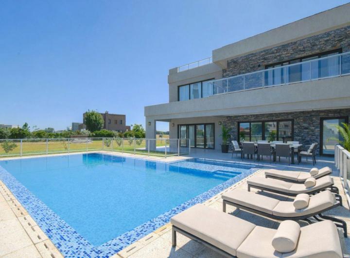Casa · 346m² · 6 Ambientes · 2 Cocheras