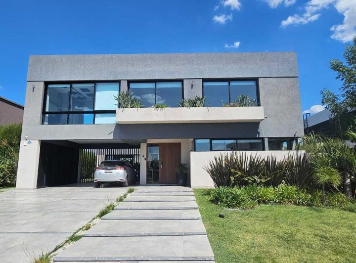 Casa · 325m² · 6 Ambientes · 2 Cocheras