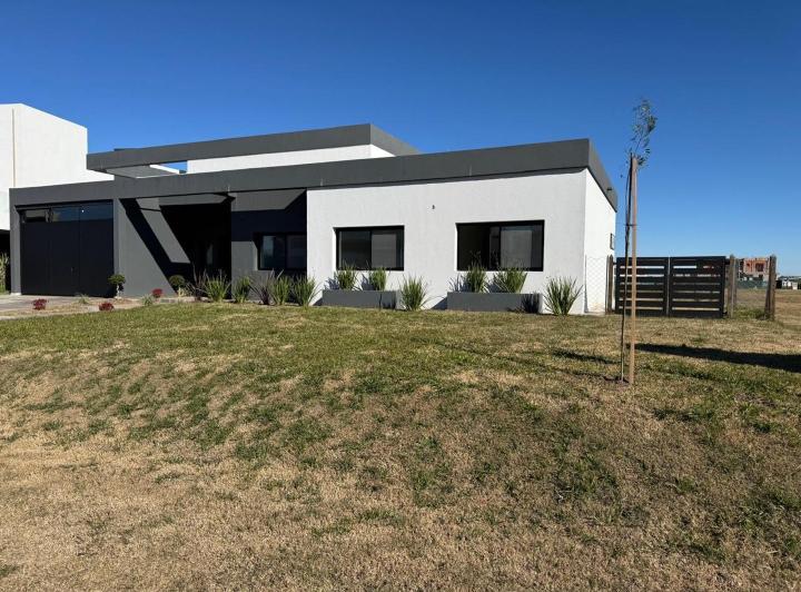 Casa · 220m² · 5 Ambientes · 4 Cocheras