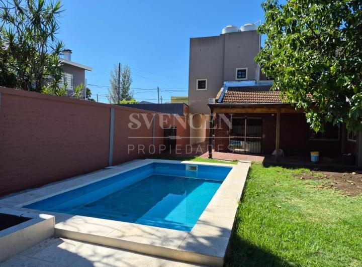 Casa · 215m² · 5 Ambientes · 3 Cocheras