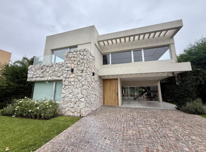 Casa · 630m² · 5 Ambientes · 2 Cocheras