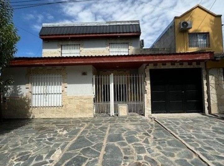 Casa · 198m² · 6 Ambientes · 3 Cocheras