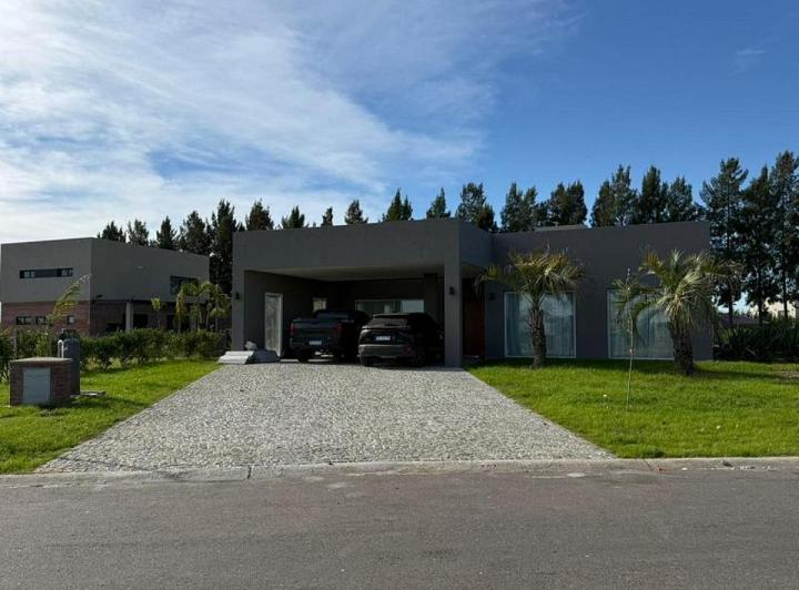 Casa · 250m² · 5 Ambientes · 1 Cochera