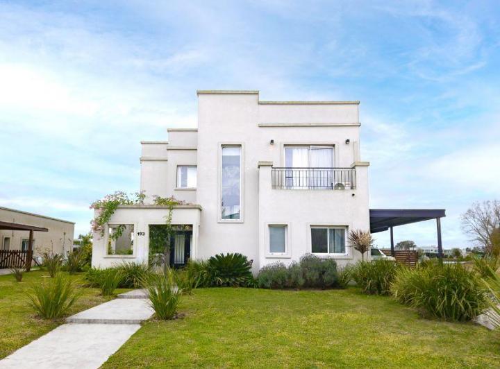 Casa · 205m² · 5 Ambientes · 2 Cocheras
