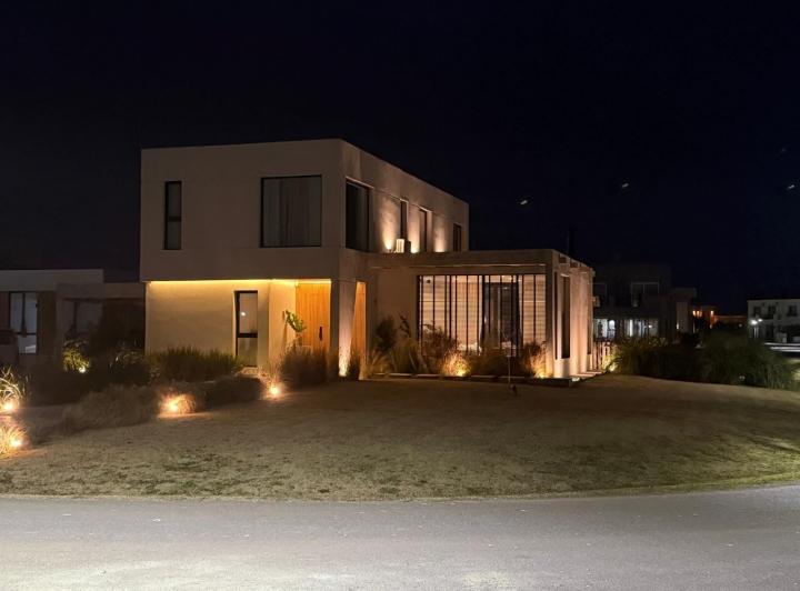 Casa · 200m² · 6 Ambientes · 1 Cochera