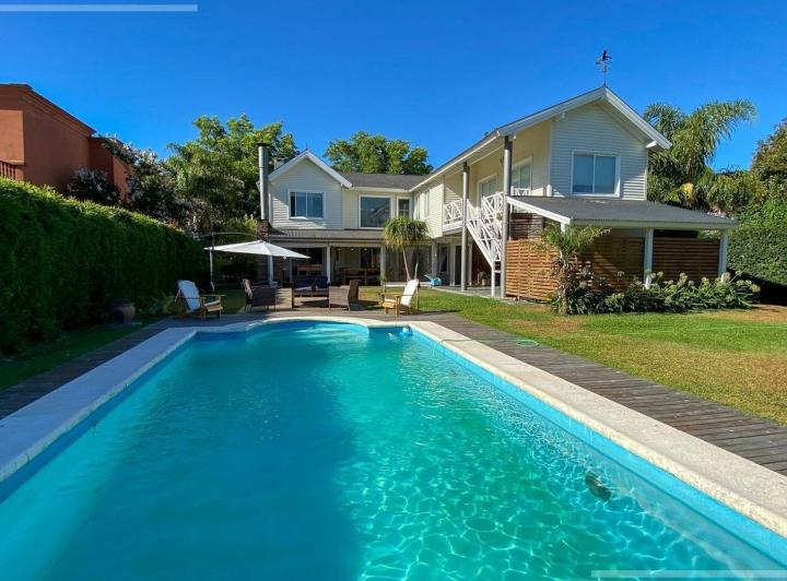 Casa · 445m² · 6 Ambientes · 2 Cocheras