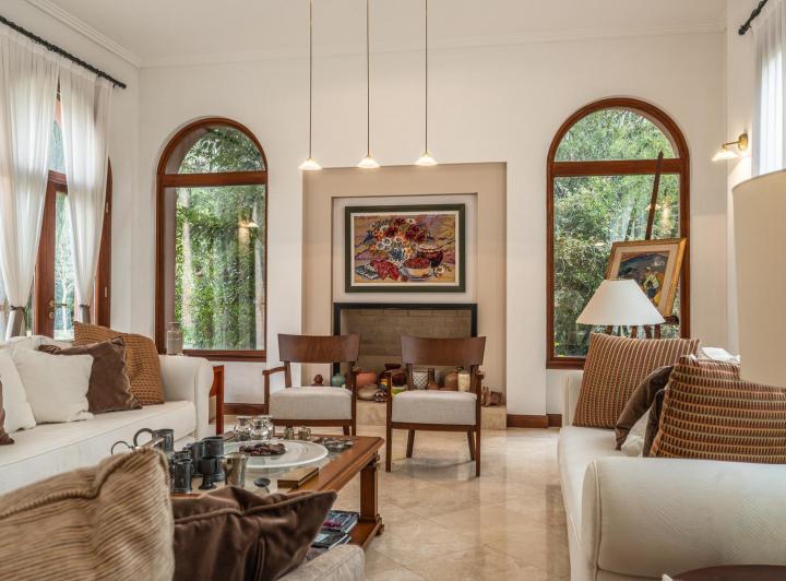 Casa · 680m² · 9 Ambientes · 2 Cocheras