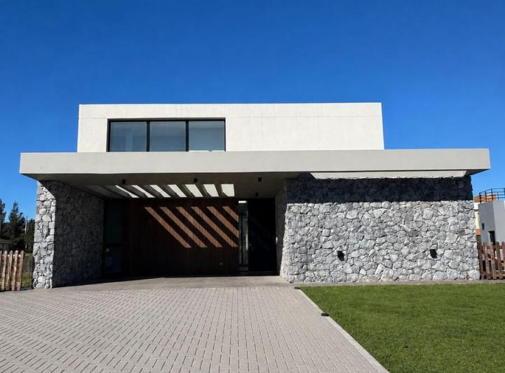 Casa · 235m² · 5 Ambientes · 2 Cocheras
