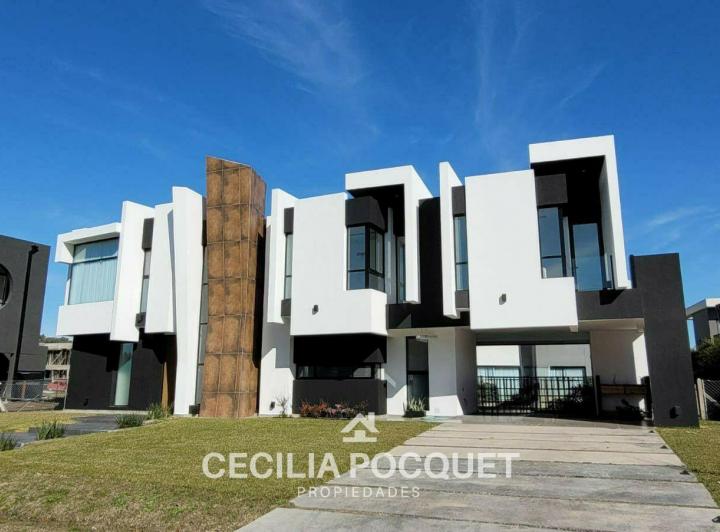 Casa · 213m² · 5 Ambientes · 2 Cocheras