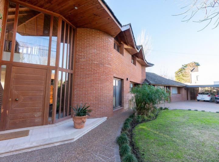 Casa · 407m² · 10 Ambientes · 4 Cocheras