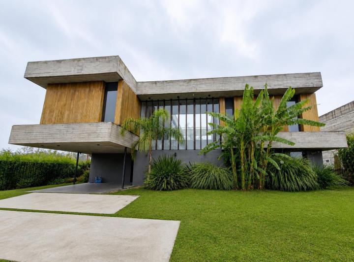 Casa · 220m² · 5 Ambientes · 4 Cocheras
